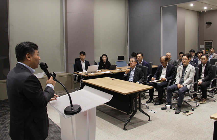 코람코 전직원 워크숍에서 주제발표 중인 정준호 대표이사