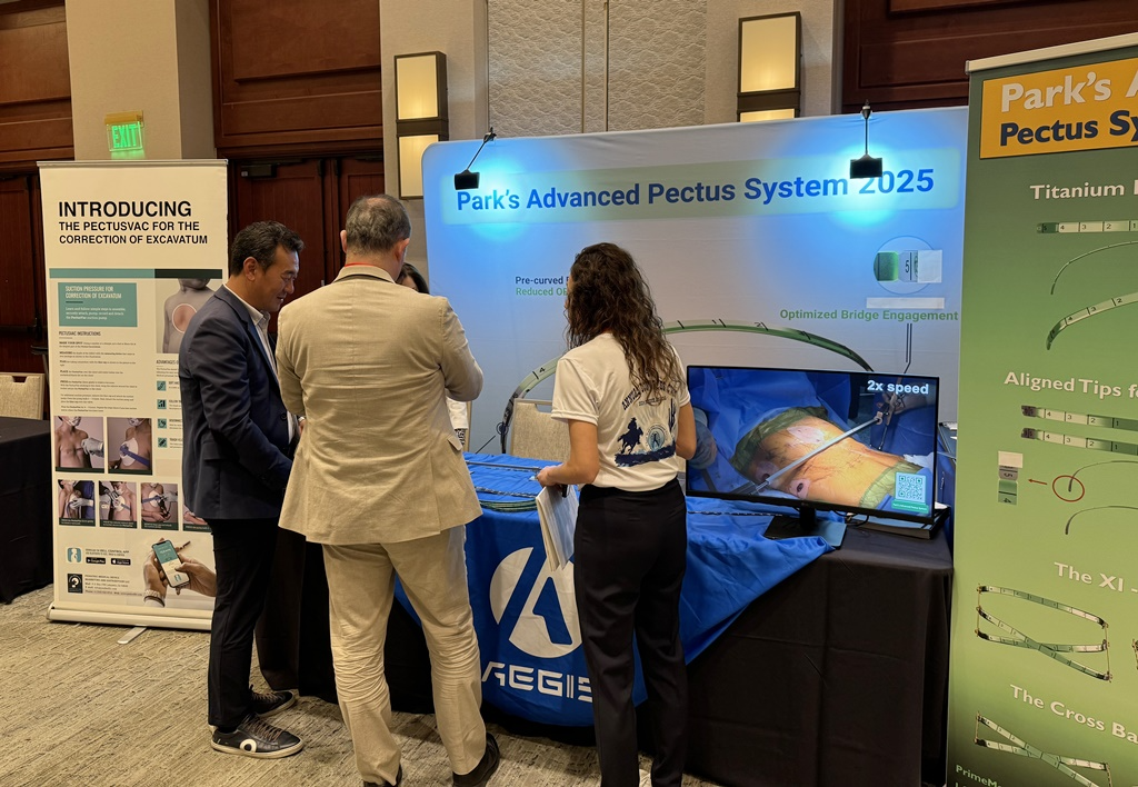 이지스 스파인이 ’CWIG 2024’ 참가해 ‘캐슬락-팩투스’ 제품을 설명하고 있는 모습