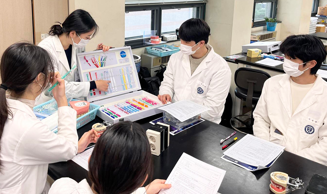 ▲라이온코리아 오랄케어 제품으로 실습 중인 연세대 치의학과 학생들(사진 제공: 라이온코리아)