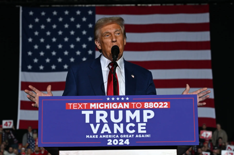 (상보) 트럼프, 반도체법 비판..."관세 부과해 美에 공장 짓게 해야"