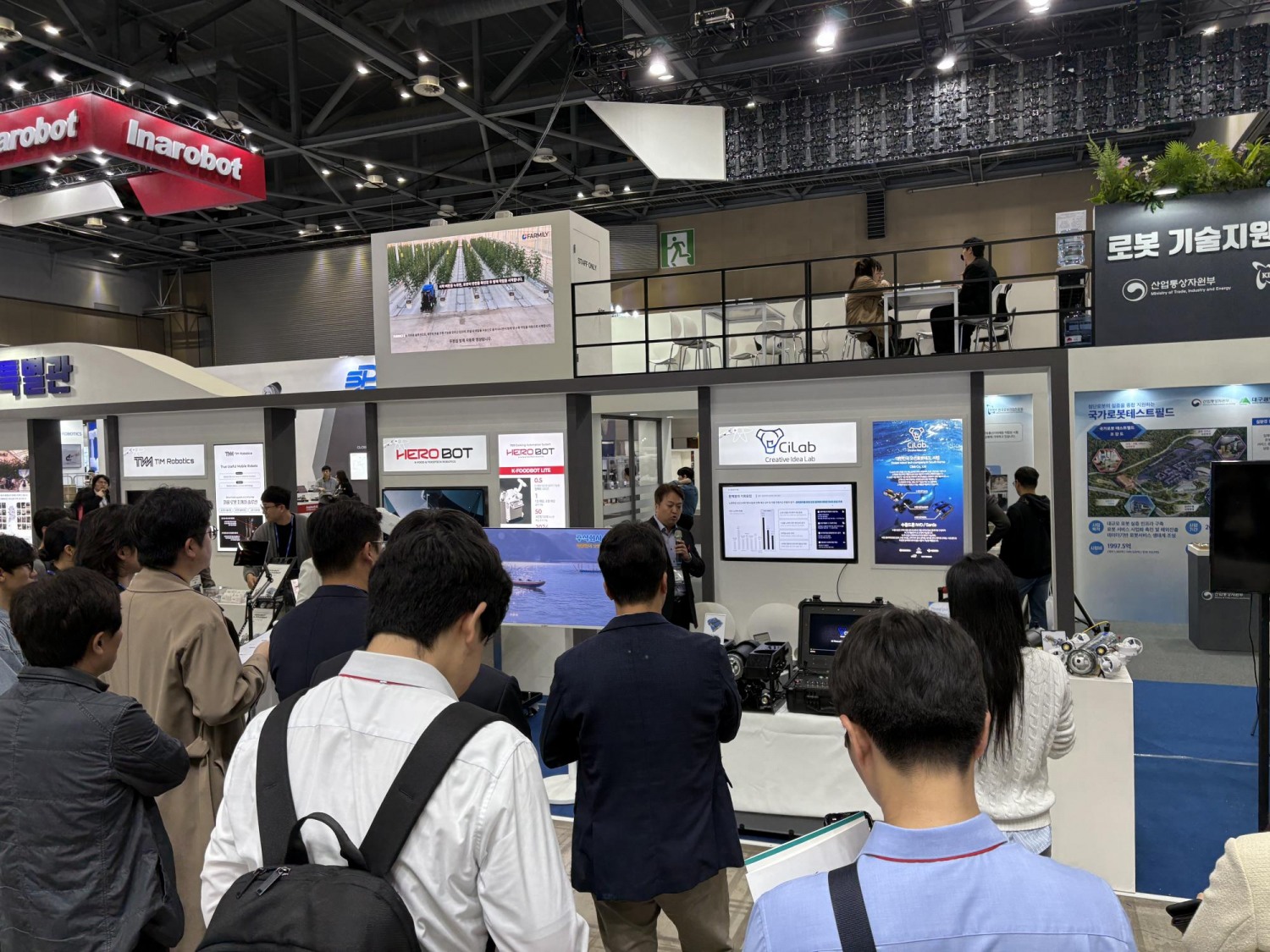 킨텍스 로보월드 전시장에서 씨랩의 관계자가 제품에 대해 설명을 하고있는 모습