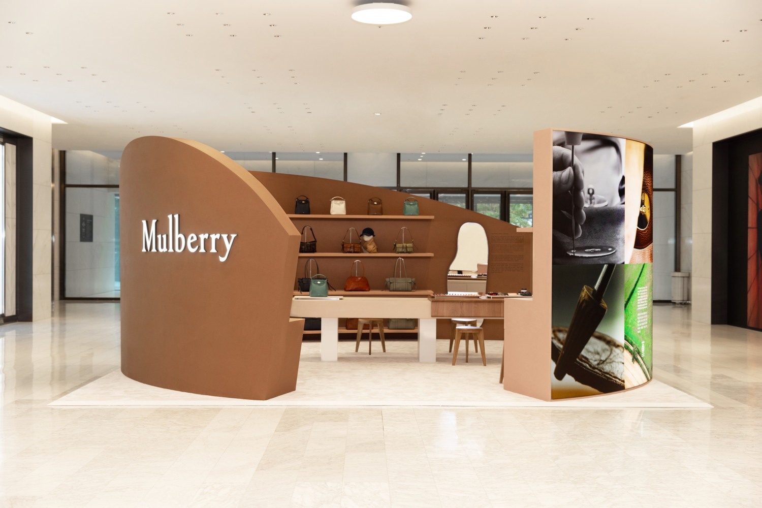 배우 신예은, 멀버리 ‘메이드 투 라스트(Made to Last)’ 더현대 서울 팝업 참석