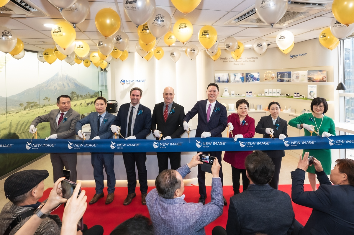 1일 진행된 뉴이미지 코리아 론칭 행사에서 리본컷팅식을 하고 있는 뉴이미지 그룹리더 채남수, 주한뉴질랜드대사관 오인식 상무관, 주한뉴질랜드대사관 리차드 던시드 상무참사관, 뉴이미지 인터내셔널 로드 테일러 CEO, 뉴이미지 코리아 박용재 대표, 한국마케팅신문 신혜수 회장, 직접판매공제조합 송주연 이사, 뉴이미지 그룹리더 이정숙(왼쪽부터)