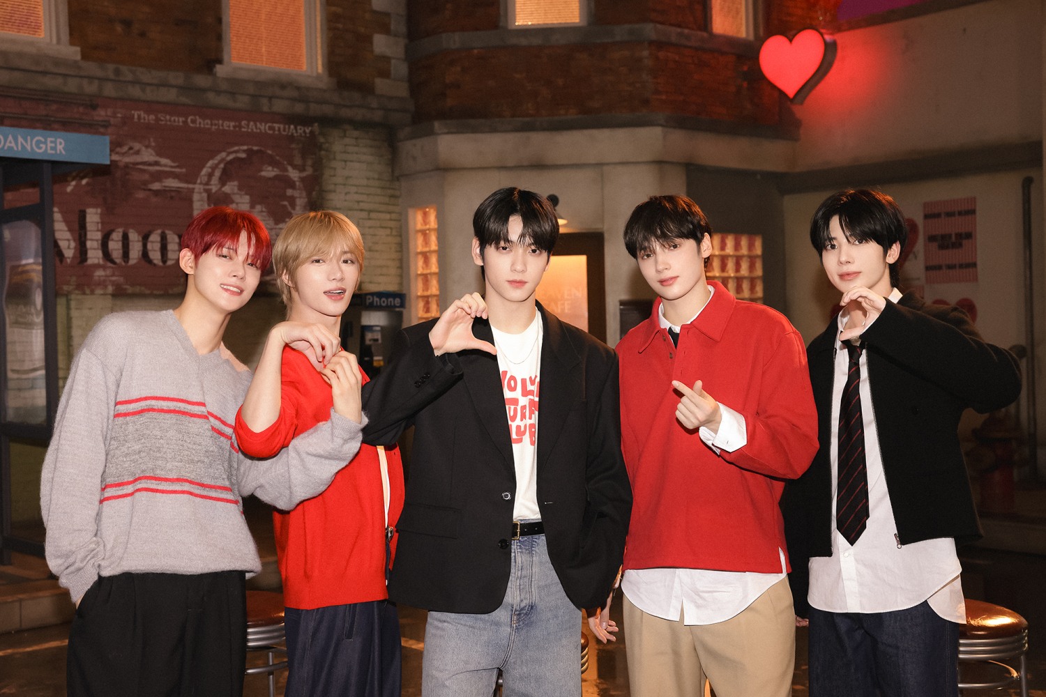 투모로우바이투게더 ‘Over The Moon’, 국내 음원 차트 ‘톱 3’ 찍고 뮤직비디오 1천만 뷰 돌파