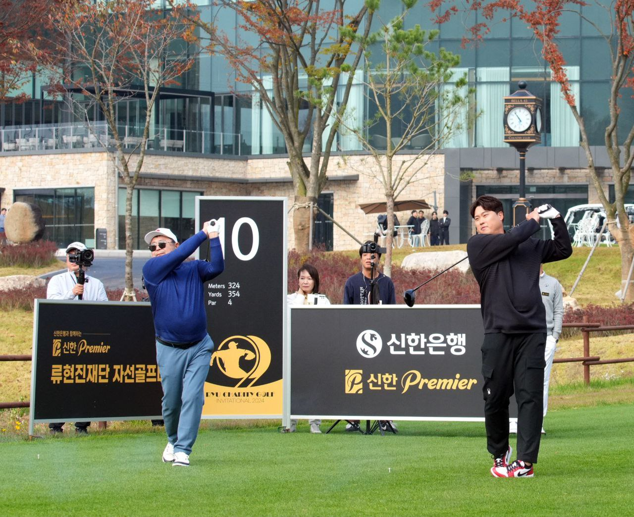 공동시타중인 이수그룹 김상범 회장(좌)과 류현진 이사장(우)