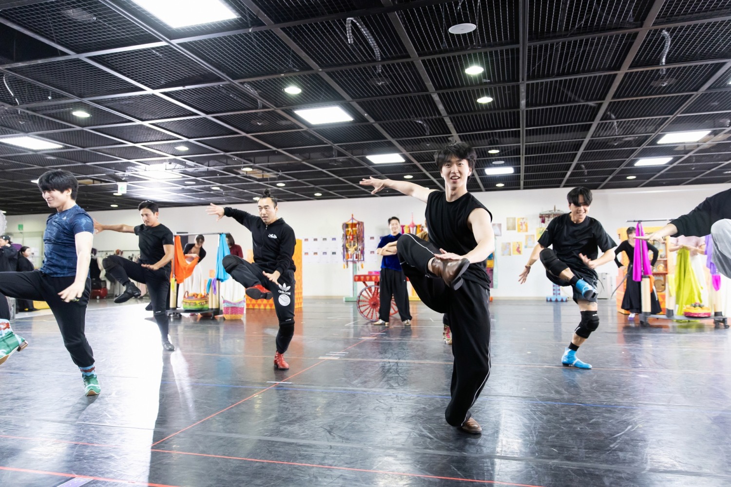 뮤지컬 ‘알라딘’, 압도적인 에너지가 느껴지는 군무 연습 포토 공개