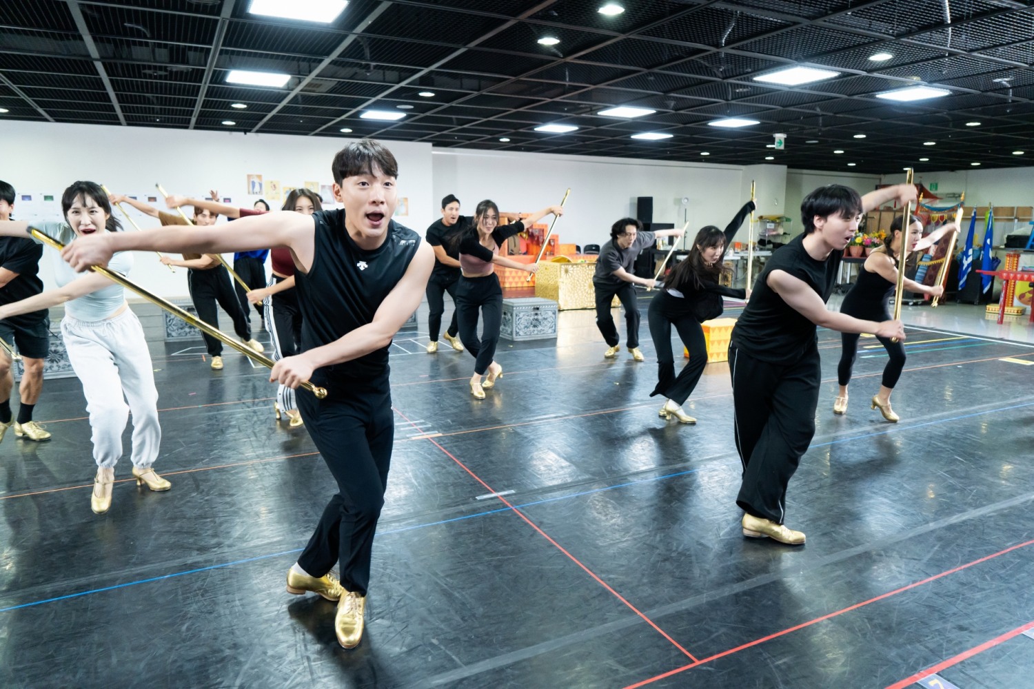 뮤지컬 ‘알라딘’, 압도적인 에너지가 느껴지는 군무 연습 포토 공개