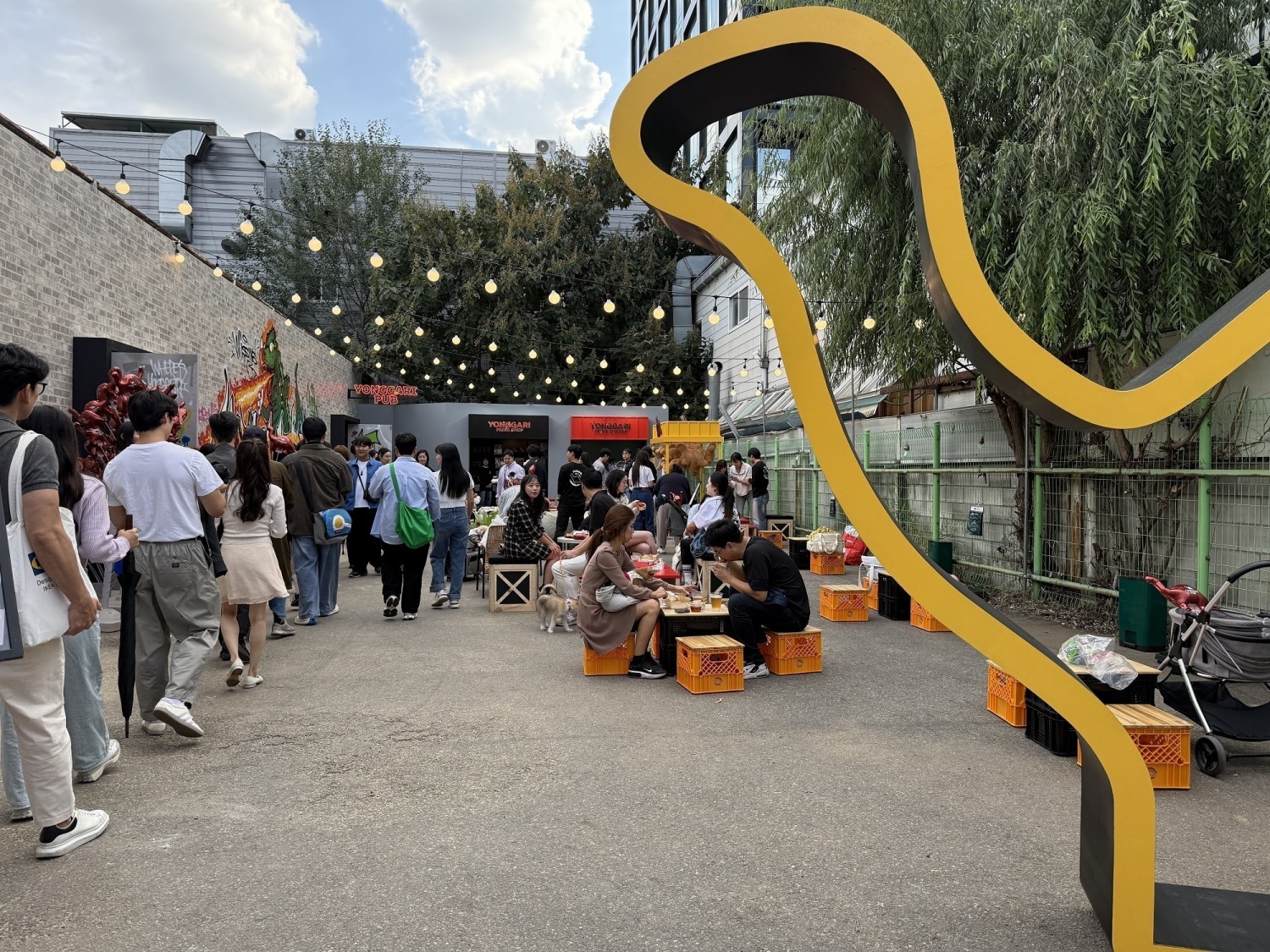 하림 ‘용가리가 사라졌다’ 팝업스토어 야외 전경