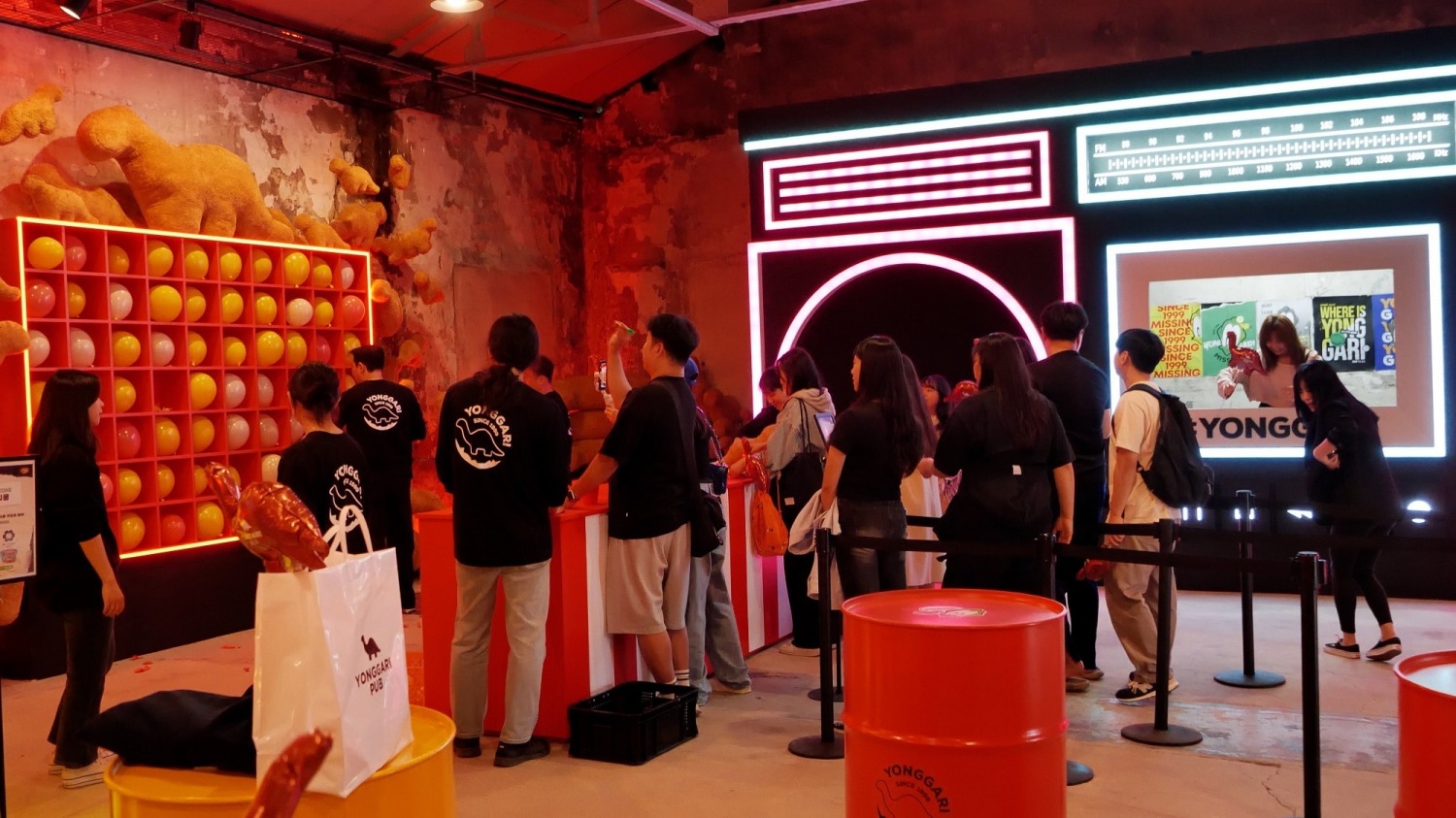 ’용가리가 사라졌다’ 팝업스토어 내부에서 다트 게임을 즐기고 있는 모습