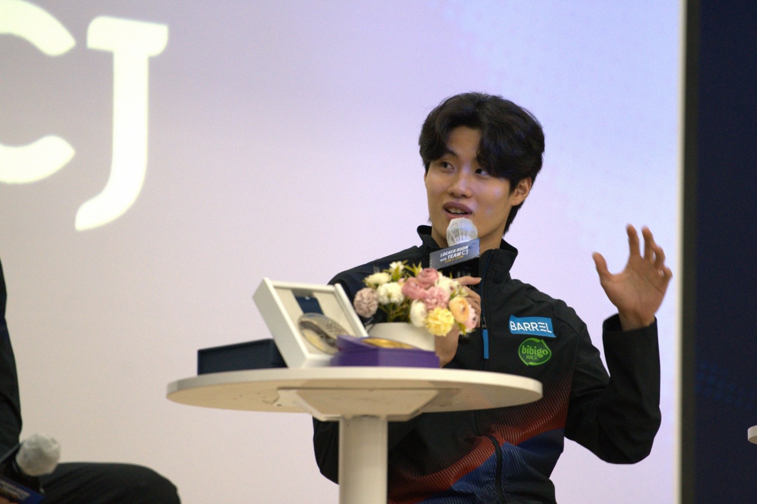 CJ 주최 ‘Locker Room with TEAMCJ’ 행사에 참석한 황선우가 유망주의 질문에 답하고 있다