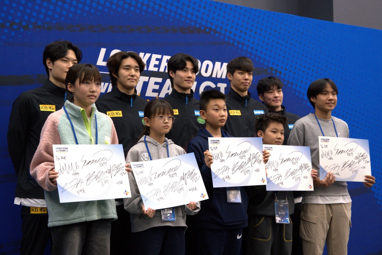 CJ 주최 ‘Locker Room with TEAMCJ’ 행사 참가자들이 단체 사진을 찍고 있다. (뒷줄 왼쪽 부터 이호준, 김우민, 황선우, 양재훈, 이유연)