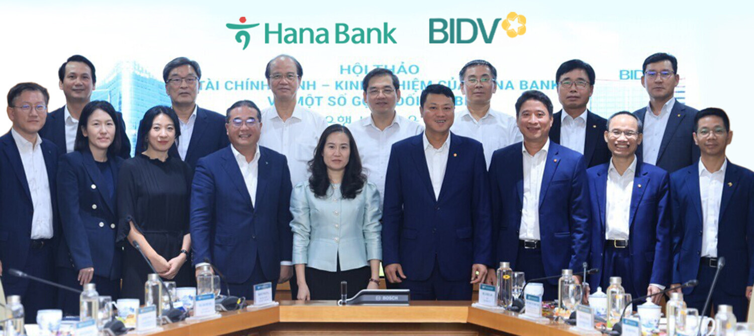 하나은행 하나금융연구소는 지난 11일(현지시각) 베트남 하노이 호안끼엠 소재 BIDV 본점에서 BIDV 연구원과 ‘그린 파이낸스’를 주제로 공동 컨퍼런스를 개최했다. 이날 컨퍼런스에 참석한 고영렬 하나금융그룹 부사장(사진 앞줄 왼쪽에서 네번째), 정희수 하나금융연구소장(사진 앞줄 왼쪽에서 첫번째), 레 응옥 람(Le Ngoc Lam) BIDV 행장(사진 앞줄 오른쪽에서 네번째), 껀 반 륵(Can Van Luc) BIDV 연구원장(사진 앞줄 오른쪽에서 두번째)이 관계자들과 함께 기념 촬영을 하고 있다.