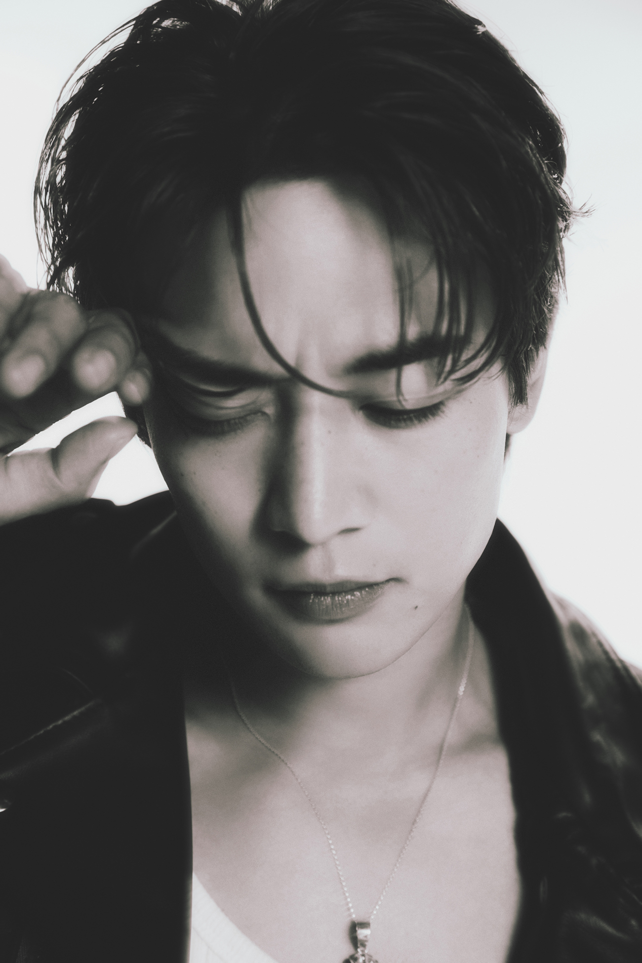 샤이니 민호, 음악방송서 수록곡 ‘Something About U’ 무대 공개…강렬한 비트에 맞춘 힘 있는 퍼포먼스