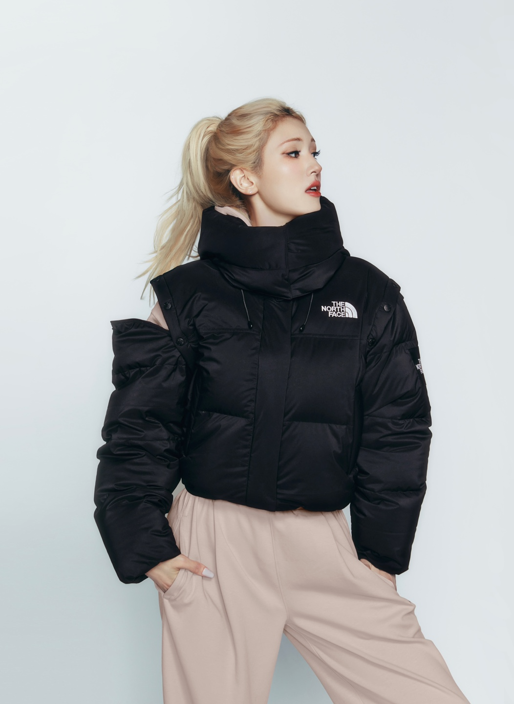 ‘여성용 노벨티 눕시 다운 재킷’과 ‘여성용 노벨티 눕시 디테쳐블 재킷 착용한 노스페이스 홍보대사 전소미