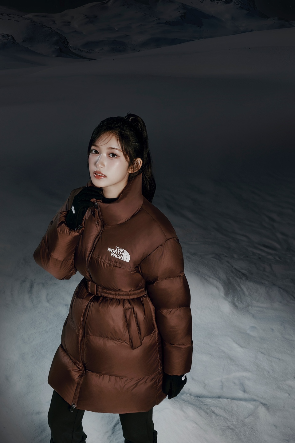 ‘여성용 눕시 벨티드 다운 코트’를 착용란 노스페이스 홍보대사 이서