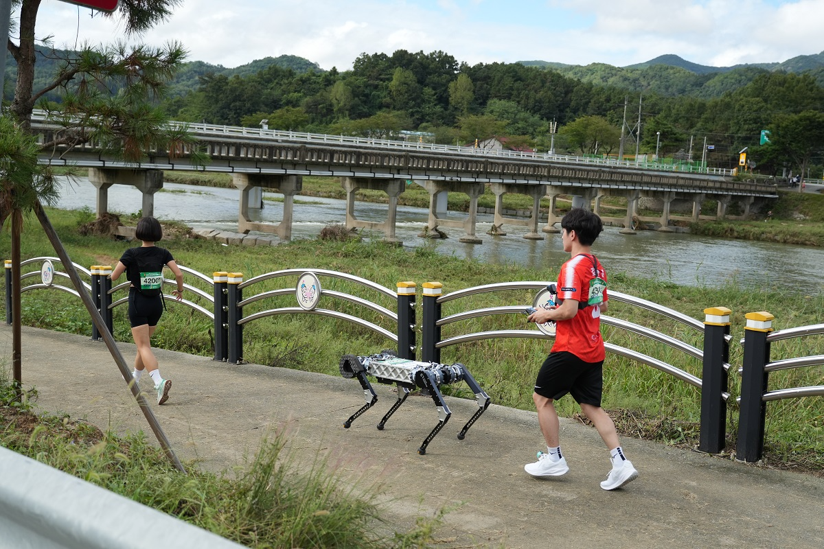KAIST, 해변 달리던 라이보, 이번에는 마라톤이다!