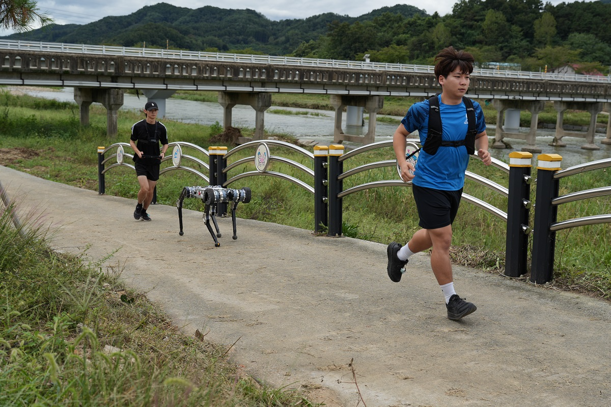 KAIST, 해변 달리던 라이보, 이번에는 마라톤이다!