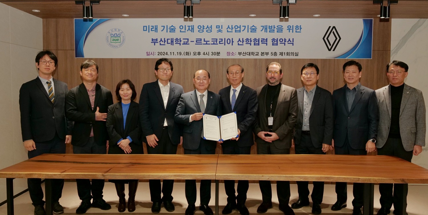 르노코리아-부산대학교 MOU 협약식. (사진 왼쪽부터) 부산대학교 기계공학부 기획부 학부장 박석희, 기계공학부장 안석영, 산학협력단장 강정은, 공과대학장 정주철, 총장 최재원, 르노코리아 제조본부 이해진 본부장, 글로벌 비즈니스 개발본부 레반트 엘도안 본부장, 인사본부 유창우 상무, 프로젝트기술담당 박동재 상무, 생산기술담당 김수택 상무
