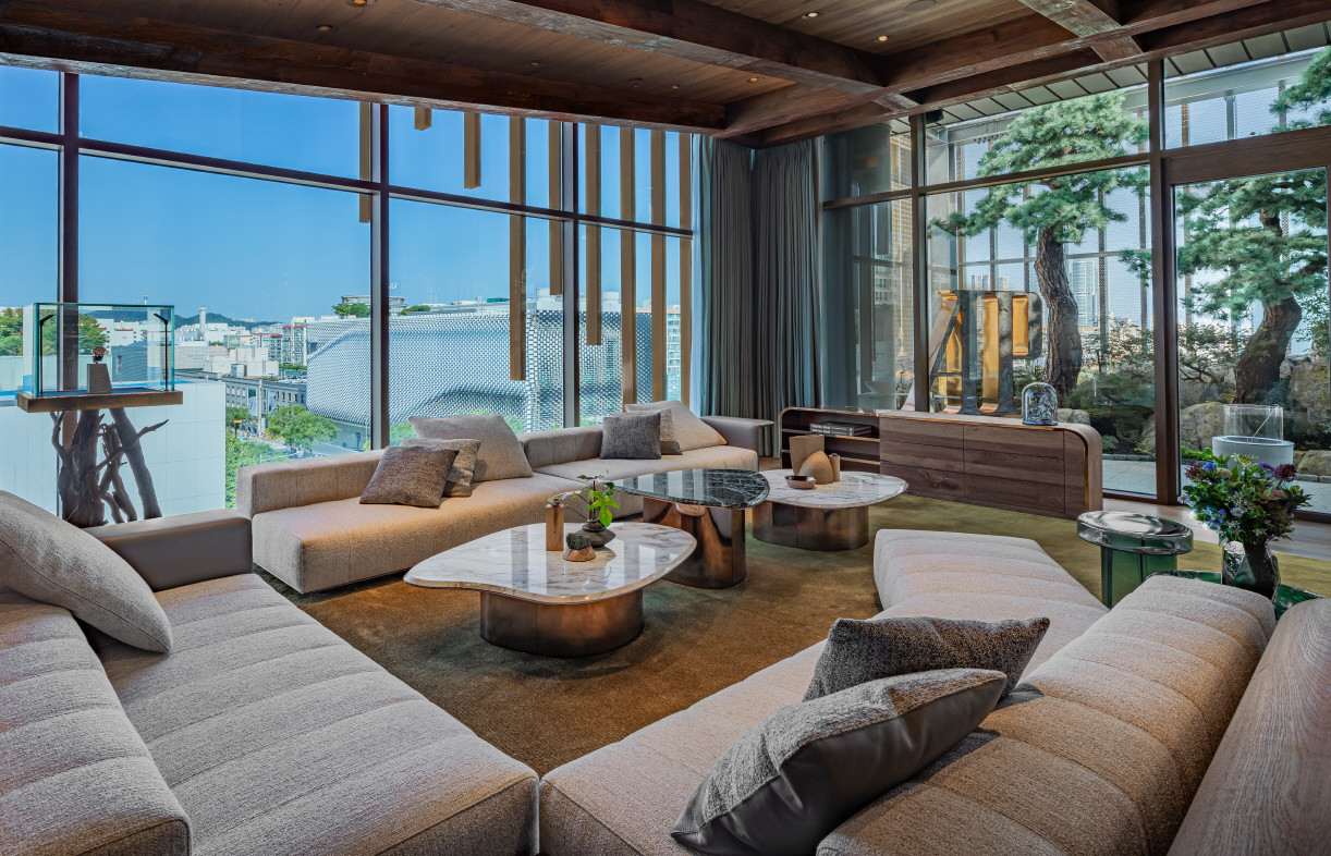 오데마 피게, 첫 플래그십 그랜드 오프닝 기념 행사 진행