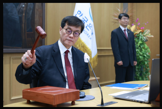 (상보) 한은 기준금리 2회 연속 인하..올해와 내년 성장률 전망치 각각 0.2%p 낮춰