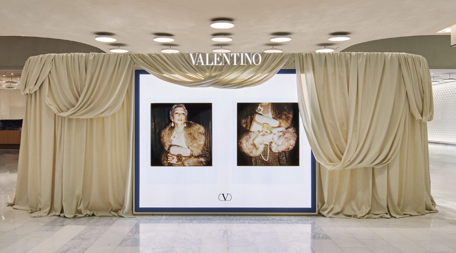 메종 발렌티노, 홀리데이 시즌을 맞이하여 더현대 서울에서 팝업 스토어를 진행