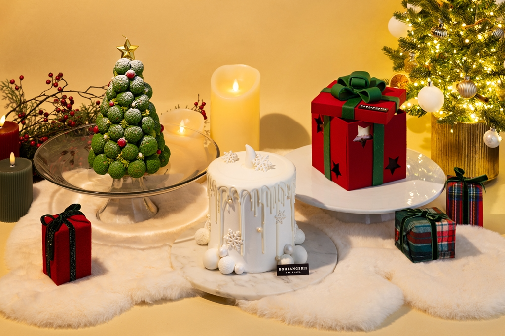 블랑제리 더 플라자 크리스마스 케이크 3종,좌측부터 슈슈트리, 화이트 위시 캔들, 꺄도 드 노엘