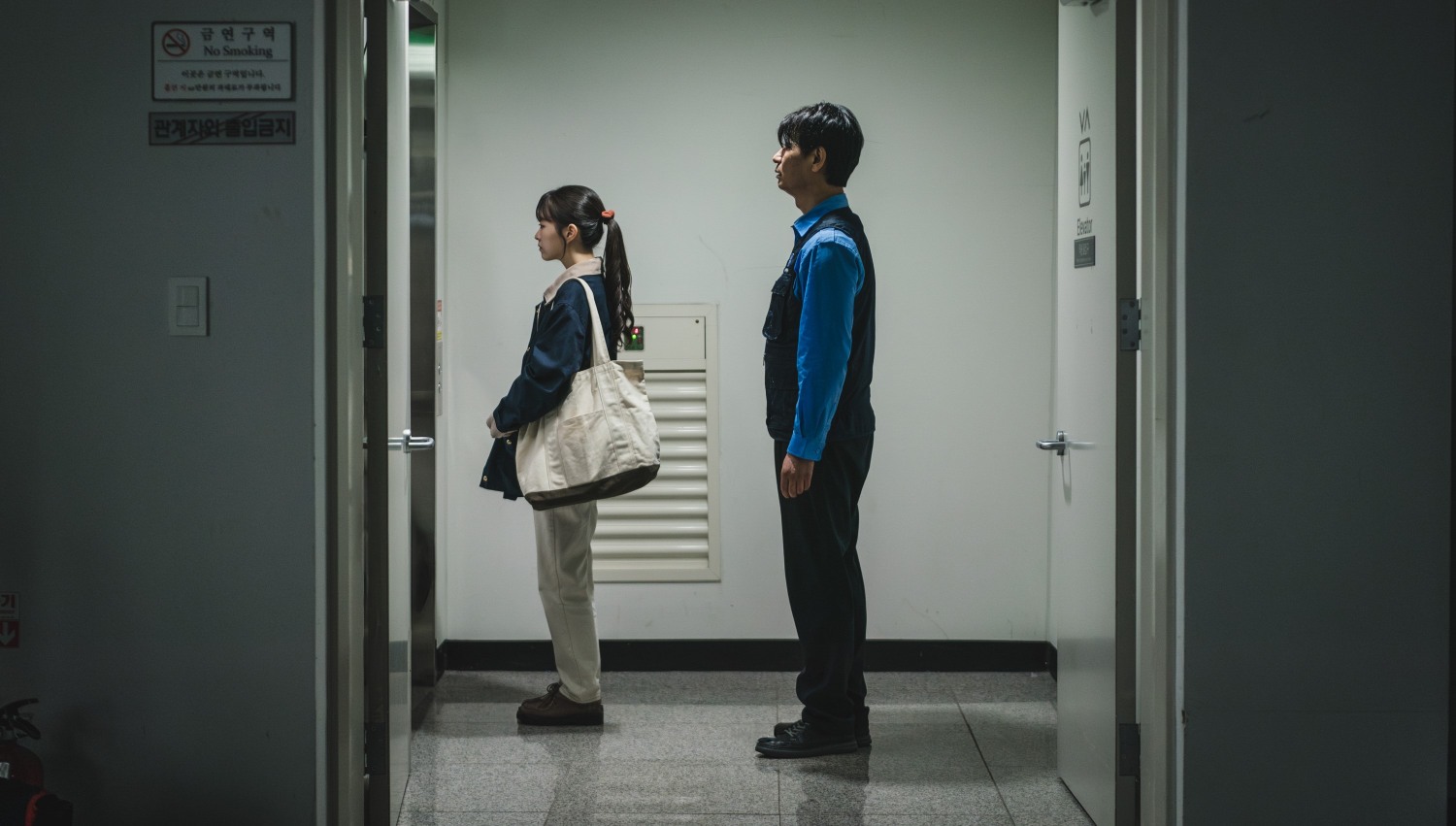 ‘조명가게’ 밀폐된 엘리베이터에 갇힌 채 위기에 닥친 박보영, 온몸에서 물이 흐르는 남자와 마주하다…극강의 미스터리함 예고한 4회 스틸 눈길