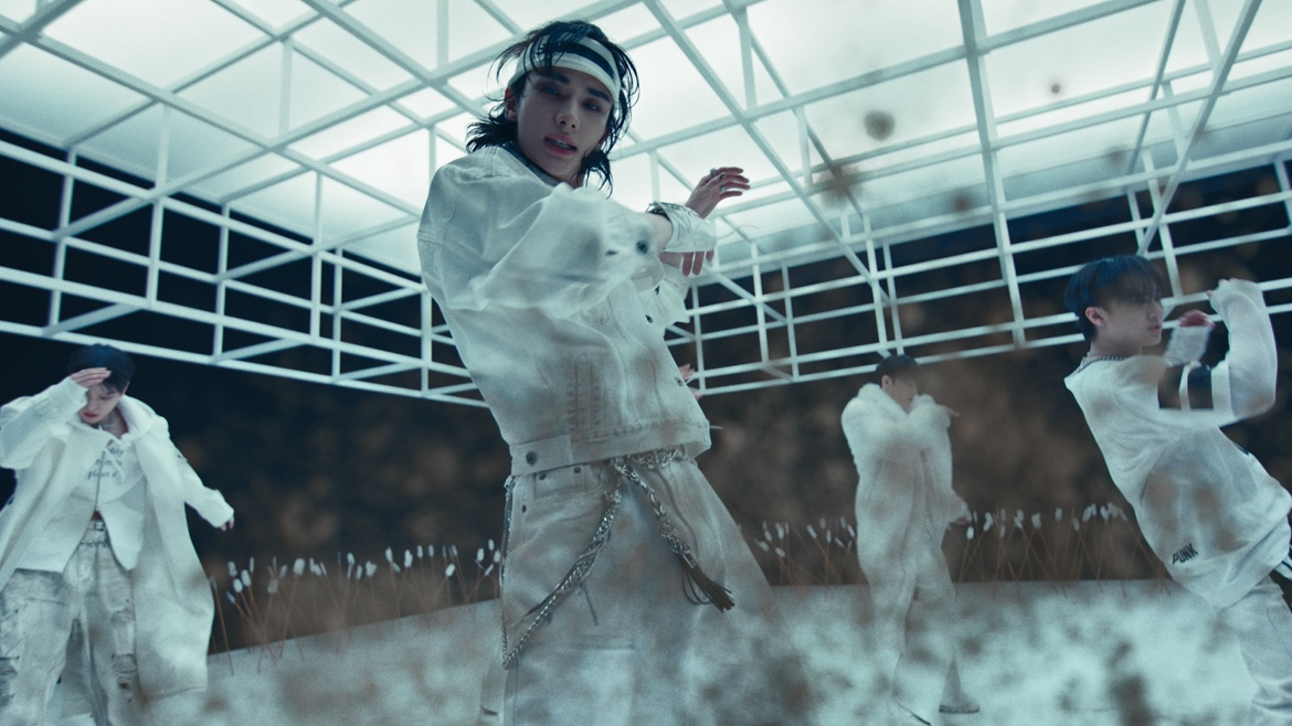 스트레이 키즈, 새 타이틀곡 'Walkin On Water' 뮤직비디오 티저 영상 최초 공개…압도적 규모 눈길