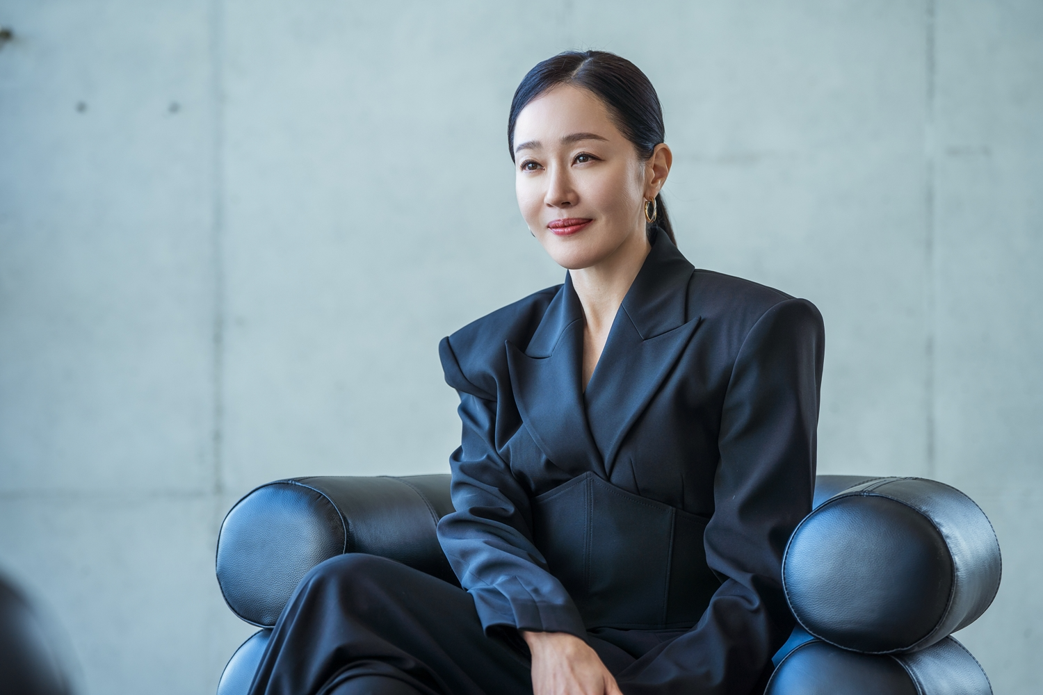 ‘트렁크’ 엄지원 압도적인 존재감…여유로운 미소+눈빛 ‘이선’ 그 자체