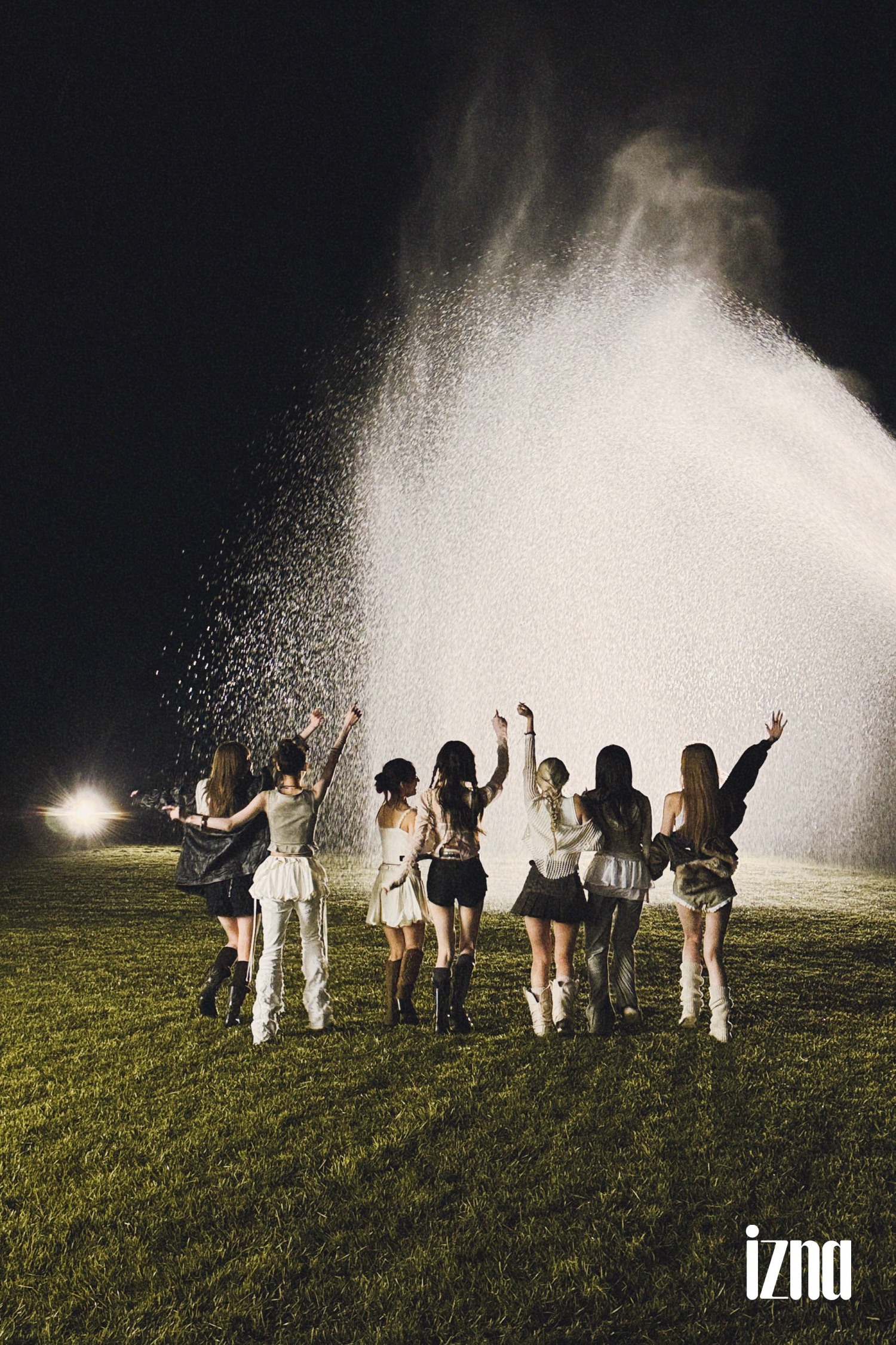 izna(이즈나), 데뷔 앨범 ‘N/a’ 재킷 비하인드 포토 공개…다채로운 청춘 비주얼