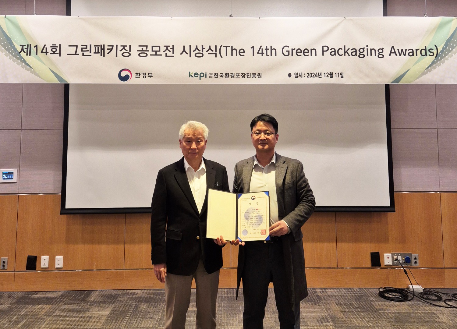 이성식 롯데칠성음료 품질혁신팀장(우측), 김용률 한국환경포장진흥원 이사장(좌측)