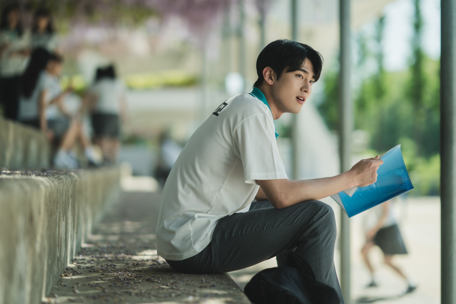 ‘사랑은 외나무다리에서’ 홍민기, 훈훈 비주얼 폭발하는 미공개 스틸 공개…소년미↔성숙미 오가는 마성의 매력