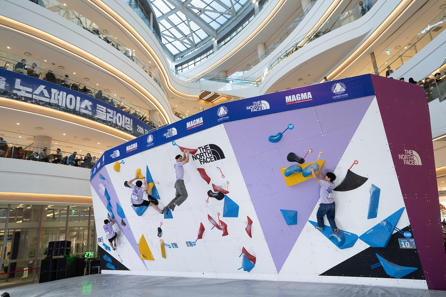 영원아웃도어(대표 성기학)의 글로벌 아웃도어 브랜드 노스페이스와 대한산악연맹이 공동 주최·주관한 ‘제 28회 노스페이스 클라이밍 페스티벌’이 14일 서울 영등포구 소재의 타임스퀘어 아트리움에 마련된 특설 경기장에서 성황리에 개최되었다. 국내 스포츠클라이밍 저변 확대 및 대중화를 위해 동호인 대상으로 진행된 이번 대회는 박진감 넘치는 ‘볼더(Boulder)’ 경기가 도심 한복판에서 펼쳐지며 스포츠클라이밍에 대한 대중적 관심을 이끌었다.