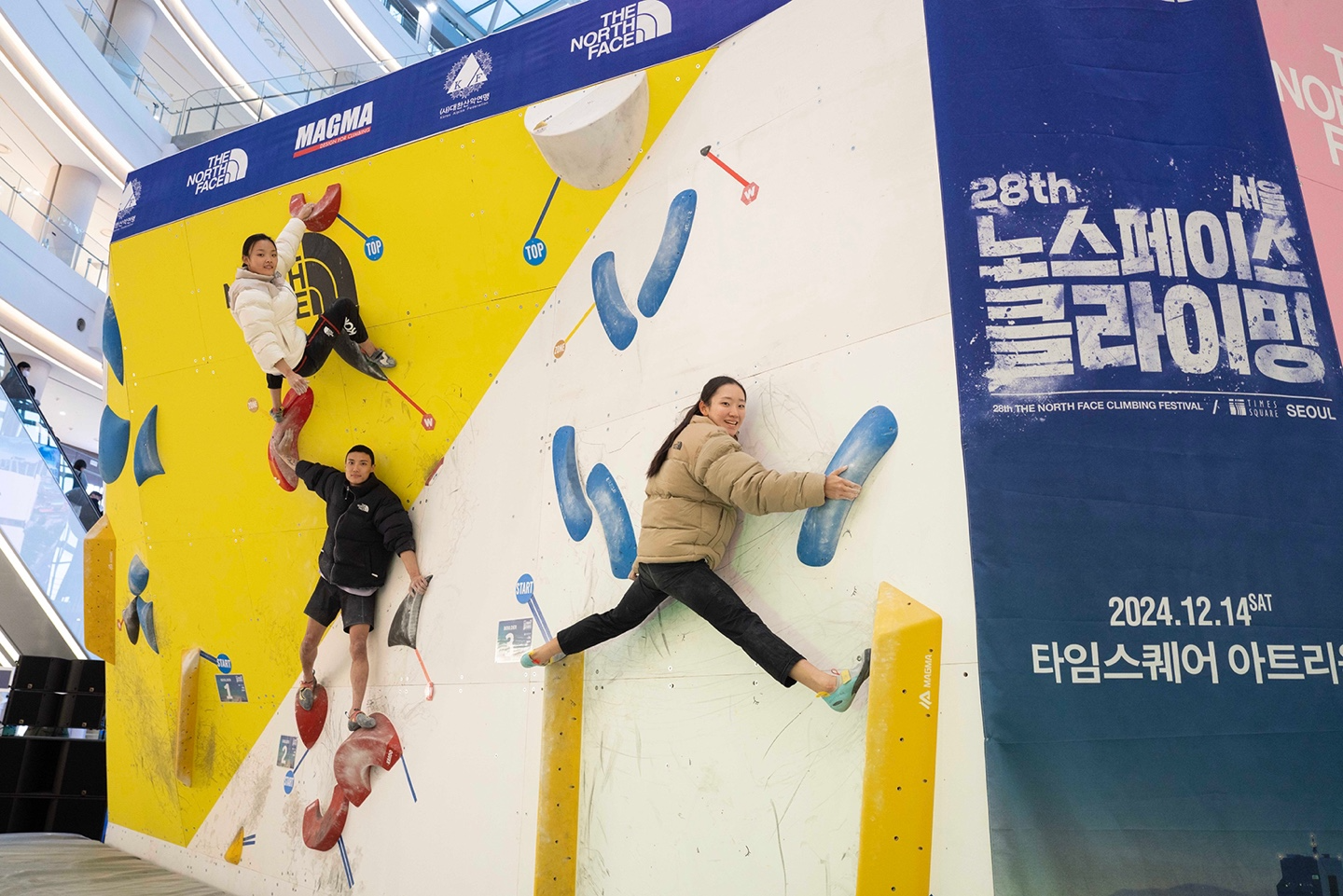 영원아웃도어(대표 성기학)의 글로벌 아웃도어 브랜드 노스페이스와 대한산악연맹이 공동 주최·주관한 ‘제 28회 노스페이스 클라이밍 페스티벌’이 14일 서울 영등포구 소재의 타임스퀘어 아트리움에 마련된 특설 경기장에서 성황리에 개최되었다. 노스페이스 애슬리트팀 소속 선수이자 스포츠클라이밍 국가대표 서채현, 정지민 및 천종원 선수(좌측 상단부터 시계방향)가 시범 등반에 앞서 암벽에 매달려서 기념 촬영을 하고 있다.