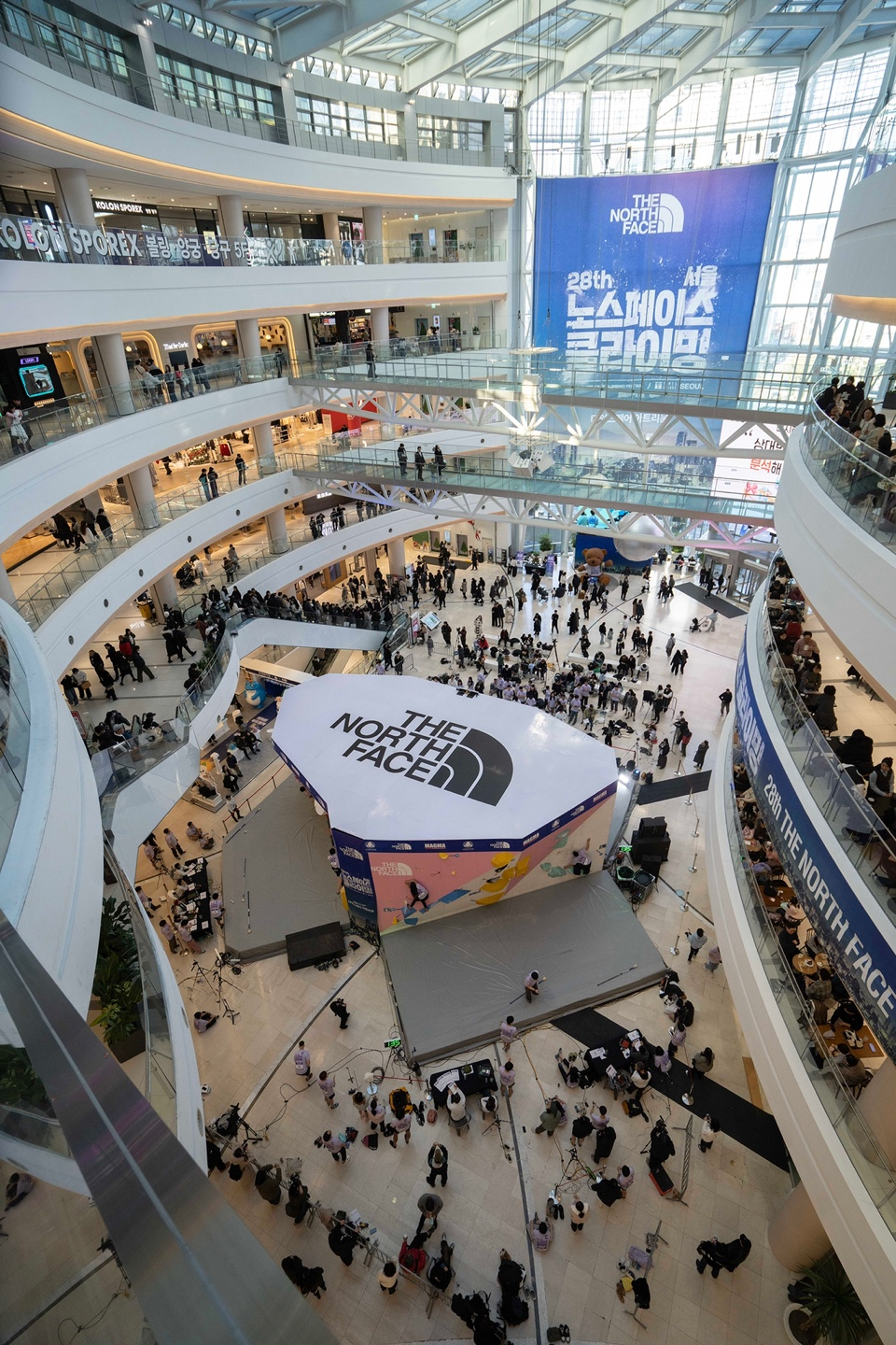 국내 스포츠클라이밍 저변 확대와 대중화를 위해 영원아웃도어(대표 성기학)가 개최한 ‘제 28회 노스페이스 클라이밍 테스티벌’이 14일 서울 영등포구 소재의 타임스퀘어 아트리움에 마련된 특설 경기장에서 성황리에 개최되었다. 이번 대회는 남녀 동호인 선수들이 박진감 넘치는 ‘볼더(Boulder)’ 도심 한복판에서 펼치면서 스포츠클라이밍에 대한 대중적 관심을 이끌었다.