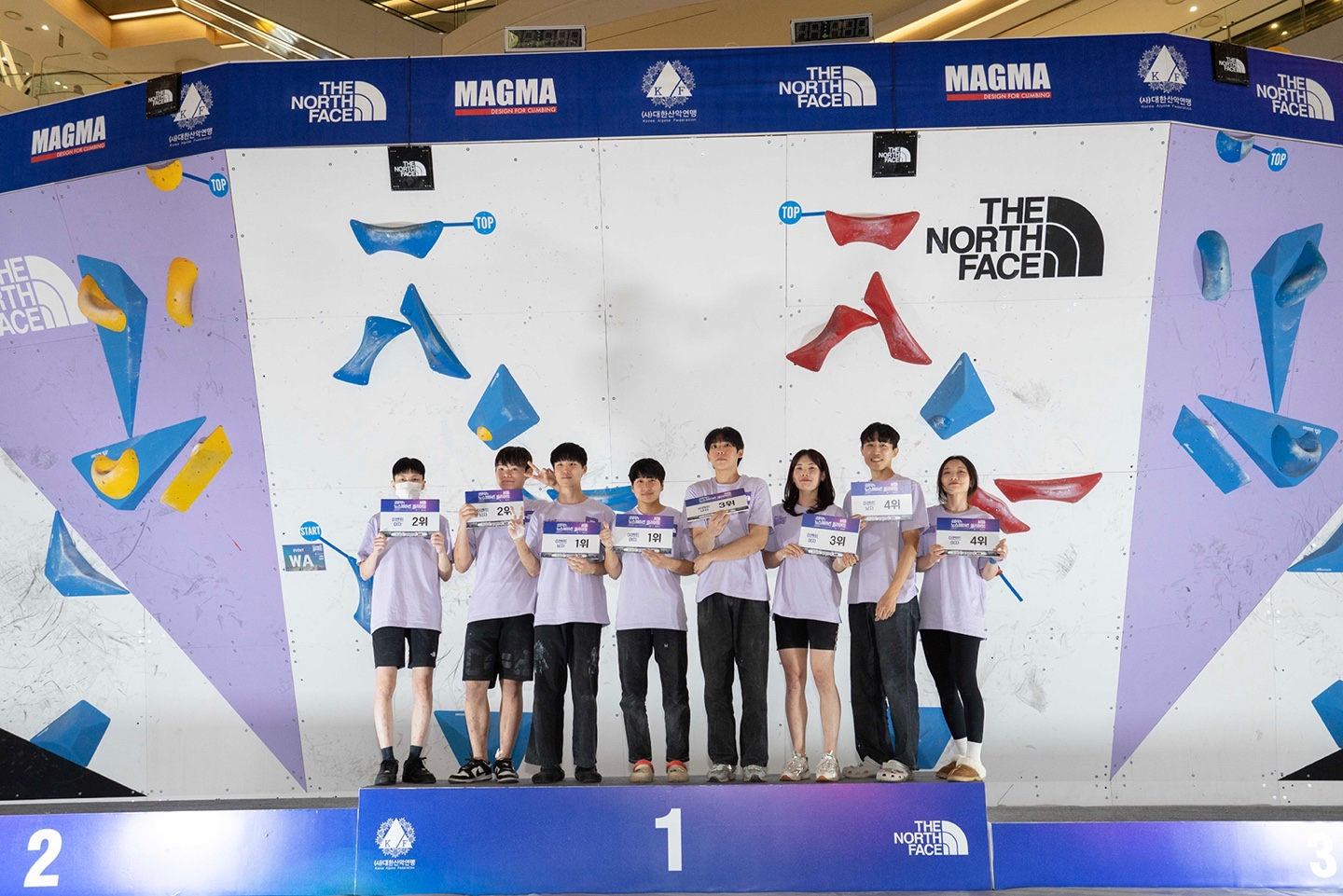영원아웃도어(대표 성기학)의 글로벌 아웃도어 브랜드 노스페이스와 대한산악연맹이 공동 주최·주관한 ‘제 28회 노스페이스 클라이밍 페스티벌’이 14일 서울 영등포구 소재의 타임스퀘어 아트리움에 마련된 특설 경기장에서 성황리에 개최되었다. 국내 스포츠클라이밍 저변 확대와 우수 선수 발굴을 위해 동호인을 대상으로 ‘볼더(Boulder)’ 종목으로 개최된 이번 대회에서 장경욱 선수와 박도건 선수가 10개의 루트 중 9개의 루트를 완등하면서 각각 남녀 1위를 차지했다.
