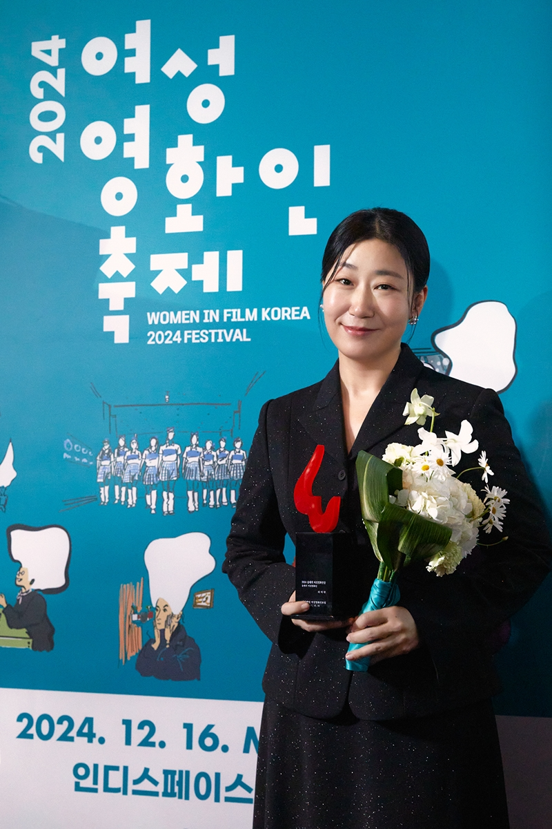 라미란, ‘2024 올해의 여성영화인상’ 수상…“20년, 30년 더 노력하고 열심히 하겠다”