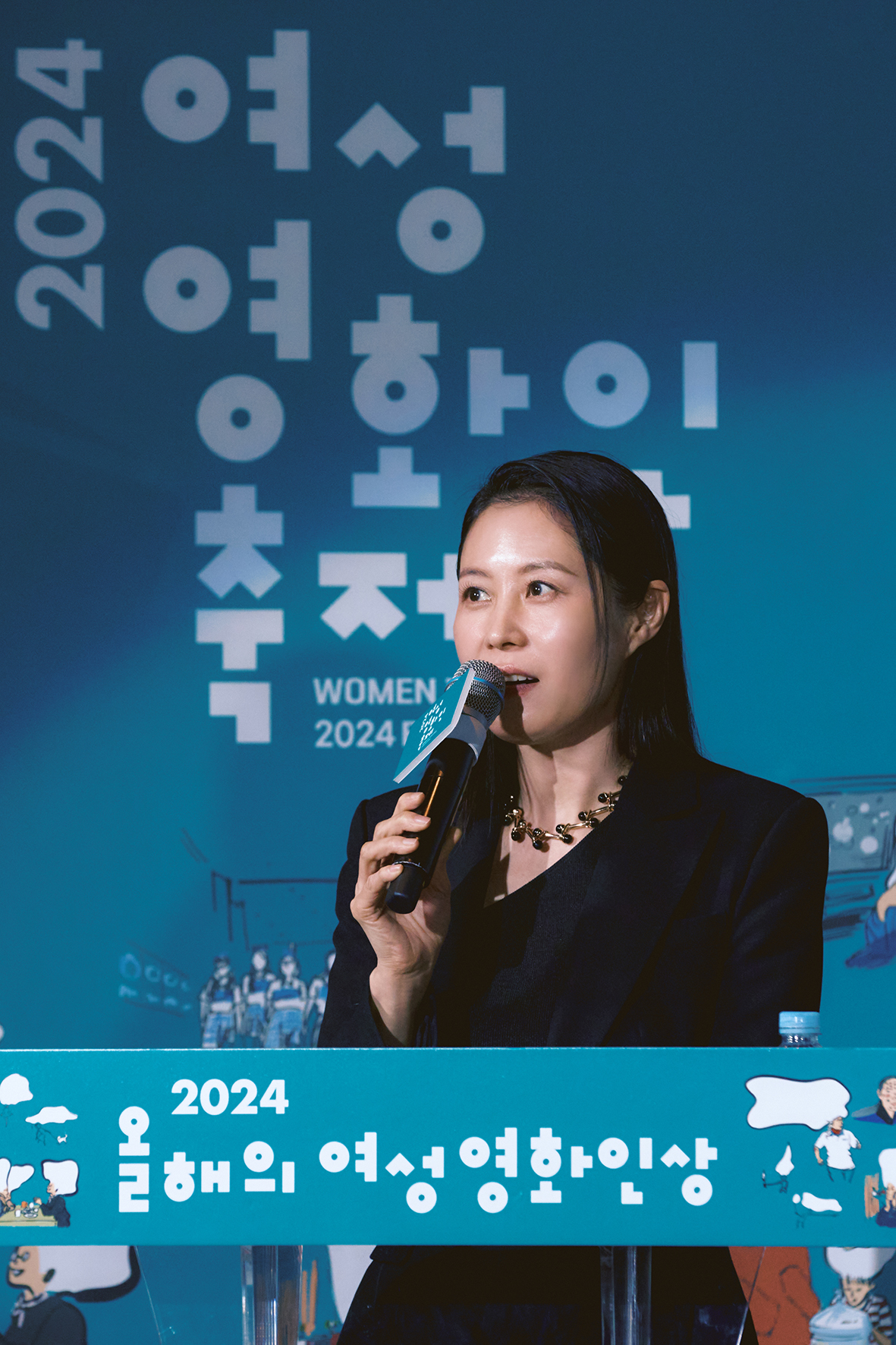 문소리, ‘2024 올해의 여성영화인상’ MC로 활약…‘다방면 열일+뜨거운 행보’