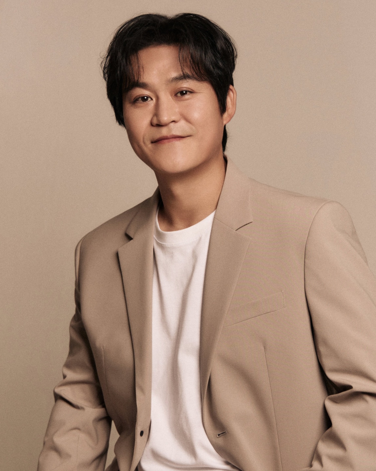 김성균, 반전 매력으로 가득 찬 새 프로필 공개 ‘따뜻함↔카리스마’