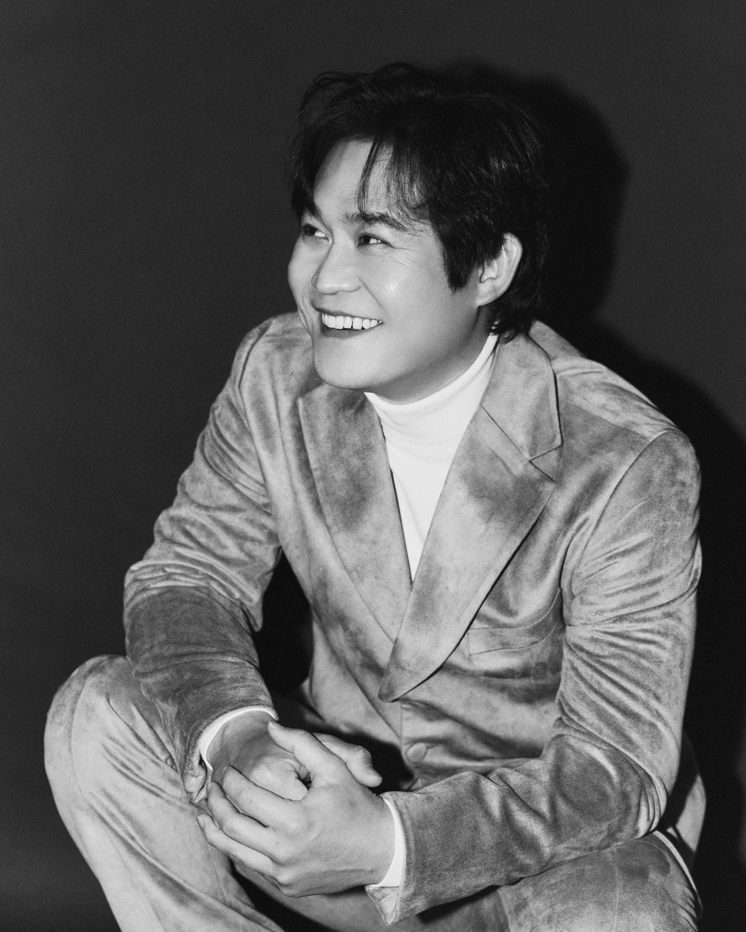 김성균, 반전 매력으로 가득 찬 새 프로필 공개 ‘따뜻함↔카리스마’