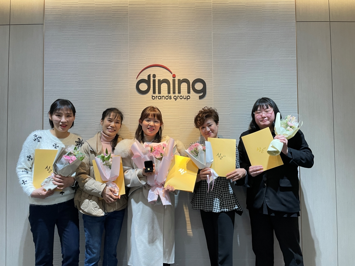 2024 하반기 '창고43 구이 마스터쉽'에 선정된 직원들이 함께 기념사진을 촬영하고 있다.