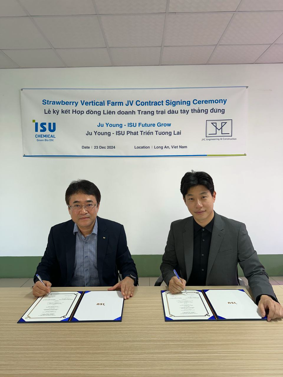 합작법인 설립 계약 체결식 사진. 이수화학 주봉진 대표(좌)와 주영건설 현주영 대표(우)