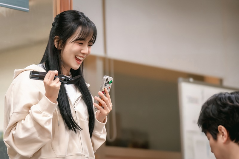 곰신 여자친구로 컴백한 지수…‘뉴토피아’ 영주 캐릭터 스틸 공개