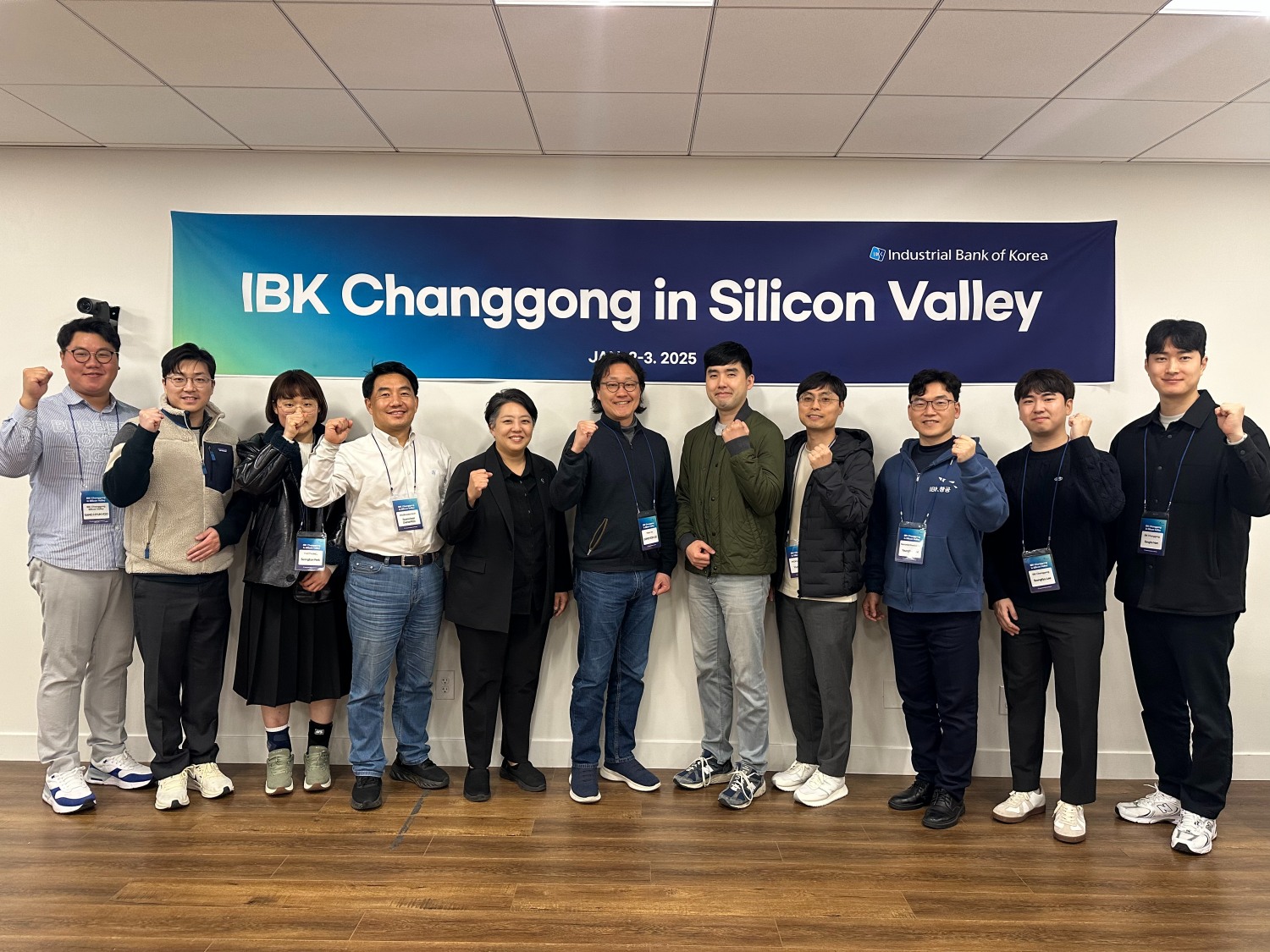 사진은 지난 2일 IBK창공 실리콘밸리 데스크에서 열린 ‘CES 2025 참가기업을 위한 현지 프로그램’에서 참가기업 관계자들이 기념촬영을 하고 있는 모습