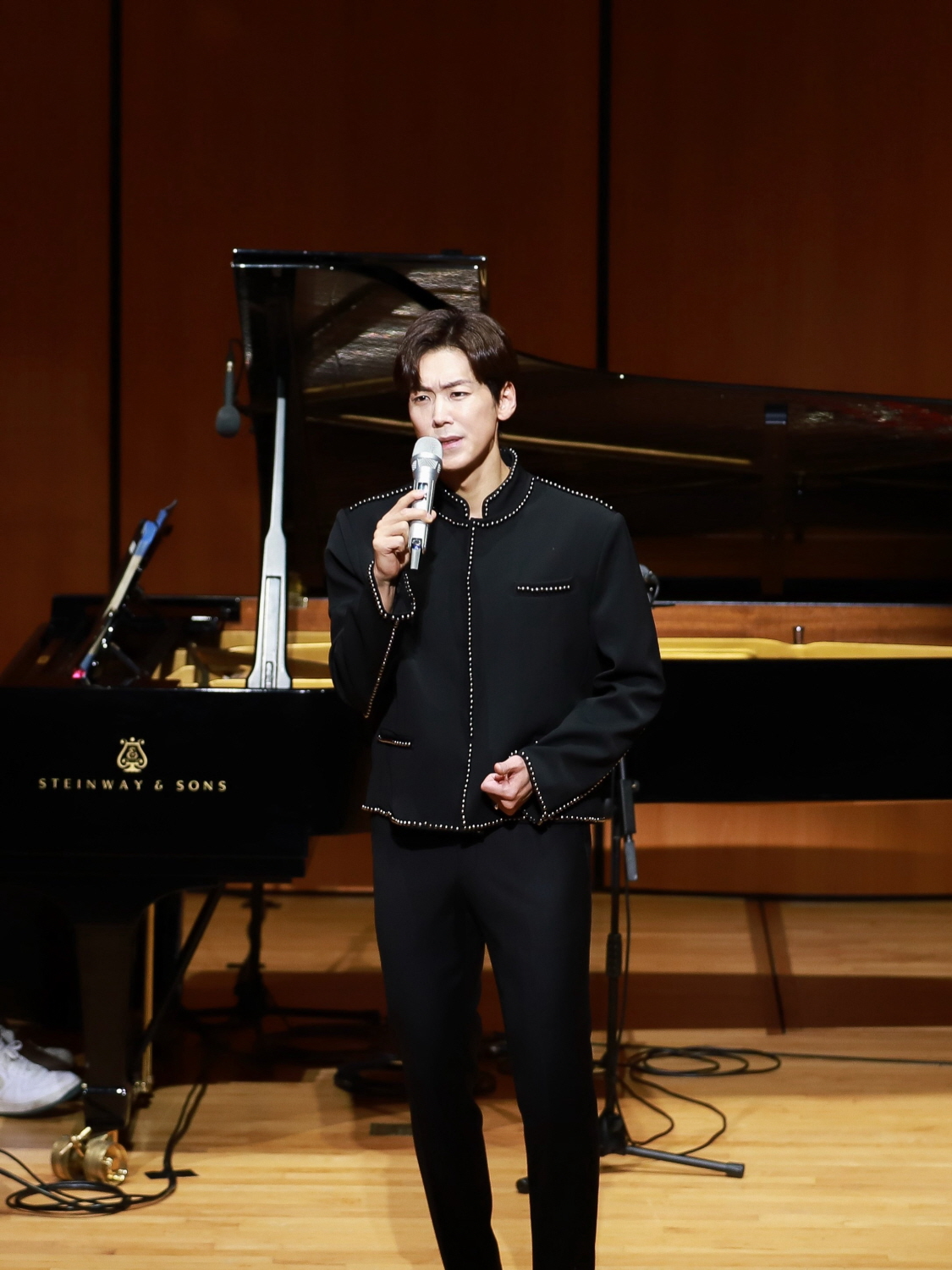 카이, 월드투어 리사이틀 ‘KAI INTO THE WORLD’ 성료…음악적 지향점 담아내