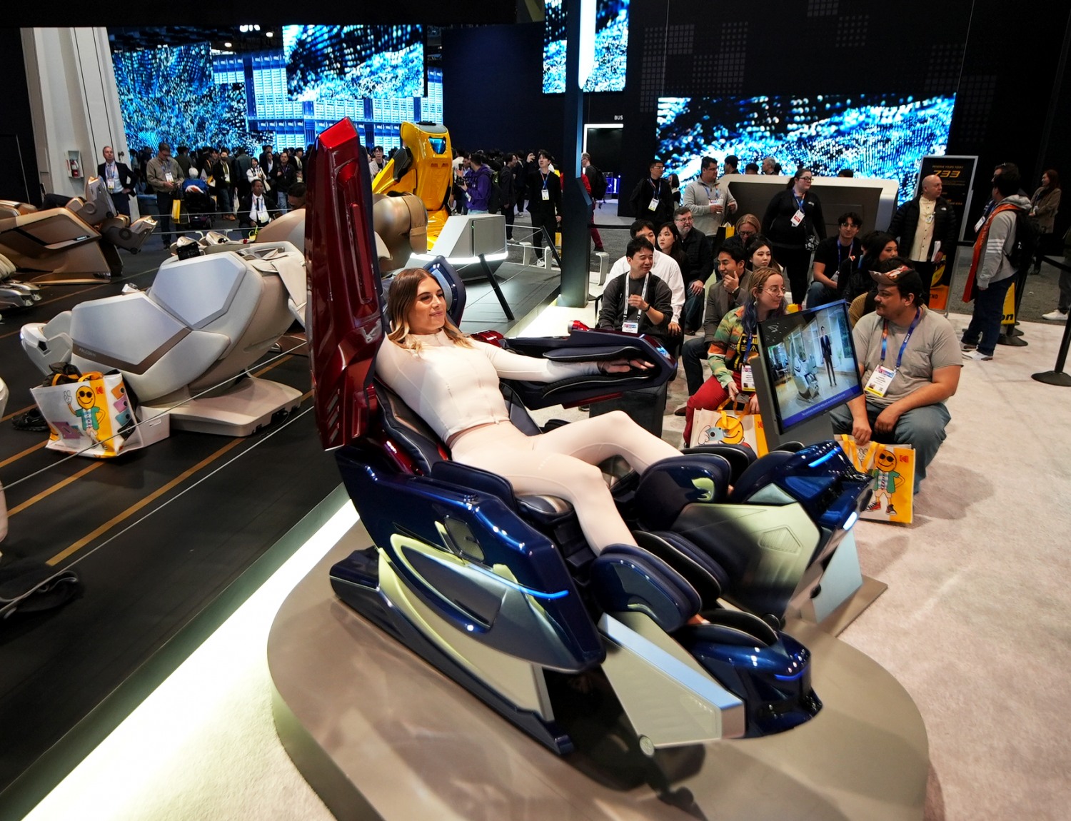 CES2025에서 바디프랜드가 AI헬스케어로봇 733을 시연하고 있다