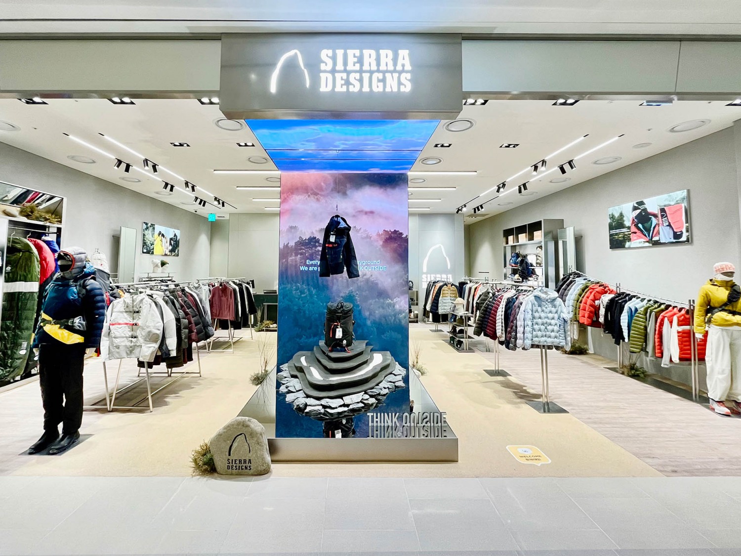 마운틴 아웃도어 브랜드 시에라디자인_스타필드 수원점 매장 전경