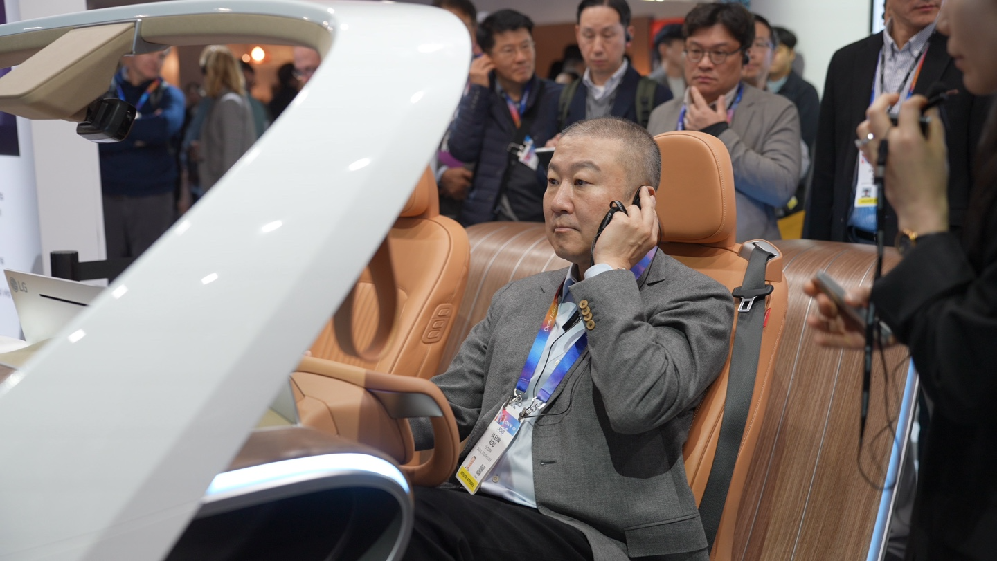 구자은 LS 회장이 9일(현지시간) 세계 최대 가전·정보기술(IT) 전시회 ‘CES 2025’가 열리는 미국 라스베이거스 센트럴홀 내 LG전자 전시관에서 AI 기반 콘셉트 차량에 탑승해 인캐빈 센싱 설루션을 체험하고 있다.