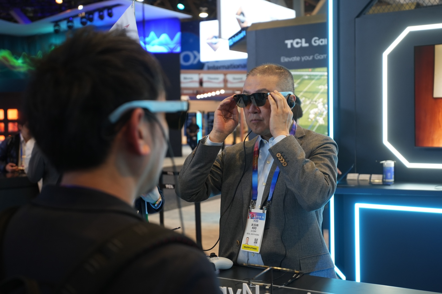 구자은 LS 회장이 9일(현지시간) 세계 최대 가전·정보기술(IT) 전시회 ‘CES 2025’가 열리는 미국 라스베이거스 센트럴홀 내 TCL 전시관에서 스마트 글라스를 체험하고 있다.