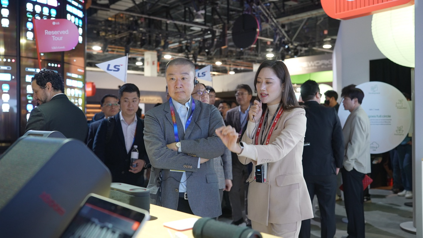 구자은 LS 회장(가운데)이 주요 임원진과 함께 9일(현지시간) 세계 최대 가전·정보기술(IT) 전시회 ‘CES 2025’가 열리는 미국 라스베이거스 센트럴홀 내 LG전자 전시관을 둘러보고 있다.